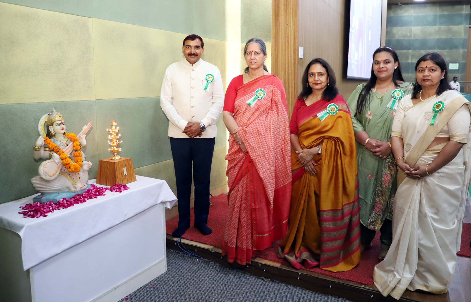 कार्यक्रम का उद्घाटन करते मुख्यातिथि प्रो. दीप्ती धर्मानी, कुलपति प्रो. नरसी राम बिश्नोई एवं अन्य। कार्यक्रम का उद्घाटन करते मुख्यातिथि प्रो. दीप्ती धर्मानी, कुलपति प्रो. नरसी राम बिश्नोई एवं अन्य।