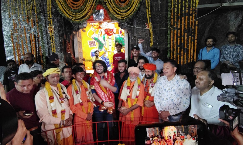 जमानत मिलने पर माता टेकरी पहुंचा जमानत मिलने पर माता टेकरी पहुंचा