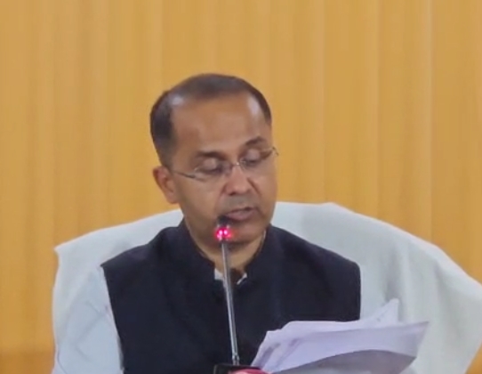सचिव शैलेश बगोली सचिवालय स्थित मीडिया सेंटर में कैबिनेट ब्रीफिंग करते हुए। सचिव शैलेश बगोली सचिवालय स्थित मीडिया सेंटर में कैबिनेट ब्रीफिंग करते हुए।
