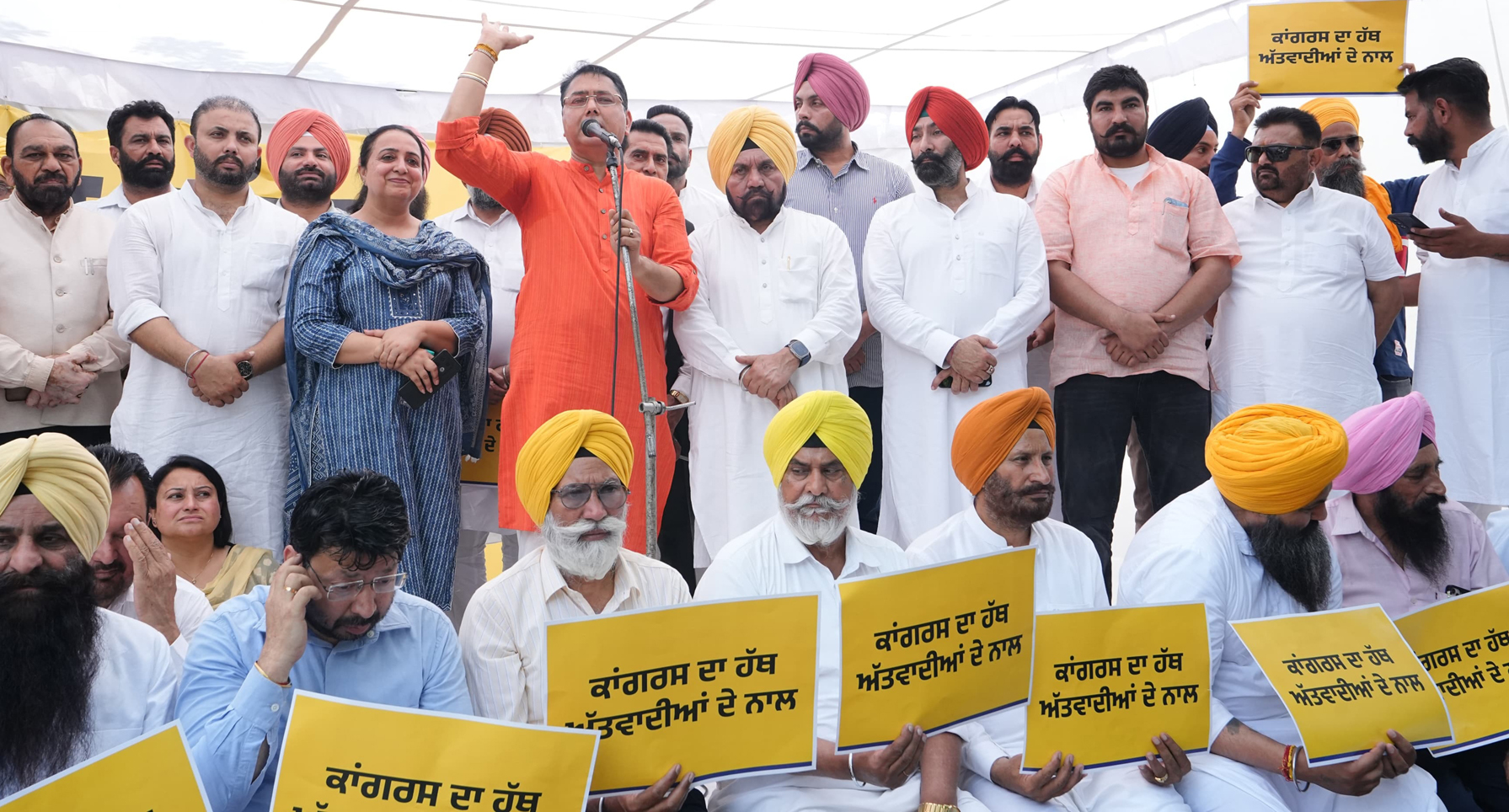 पंजाब के मोहाली में कांग्रेस नेता प्रताप बाजवा के विरूद्ध प्रदर्शन करते आप कार्यकर्ता पंजाब के मोहाली में कांग्रेस नेता प्रताप बाजवा के विरूद्ध प्रदर्शन करते आप कार्यकर्ता