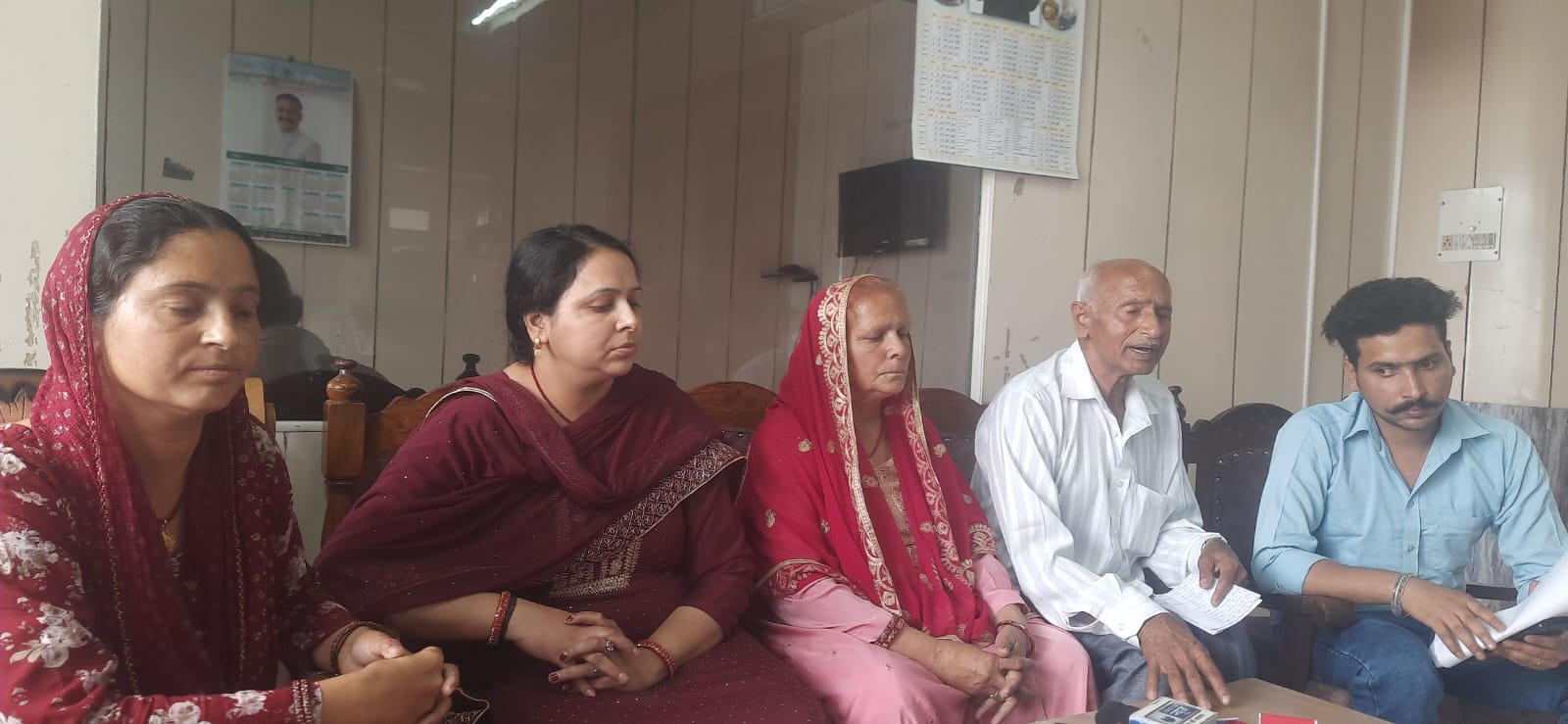 मृतका का परिवार प्रेस वार्ता करता मृतका का परिवार प्रेस वार्ता करता