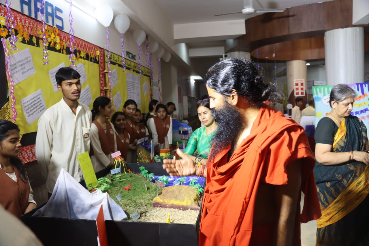 प्रदर्शनी का अवलोकन करते स्वामी रामदेव प्रदर्शनी का अवलोकन करते स्वामी रामदेव