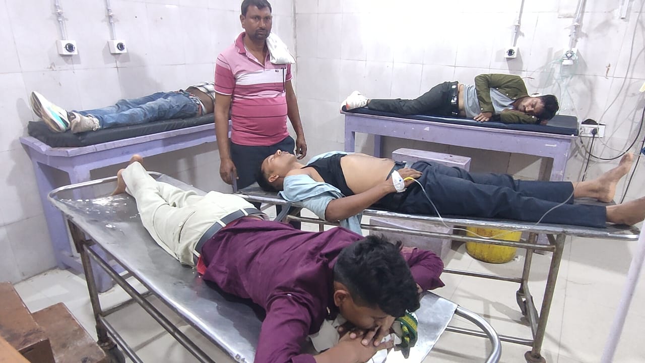 जिला अस्पताल में भर्ती घायल जिला अस्पताल में भर्ती घायल