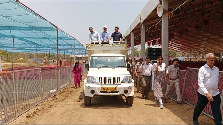 ओपन व्हीकल पर सवार होकर कलेक्टर, एसपी ने किया कार्यक्रम स्थल का मुआयना ओपन व्हीकल पर सवार होकर कलेक्टर, एसपी ने किया कार्यक्रम स्थल का मुआयना