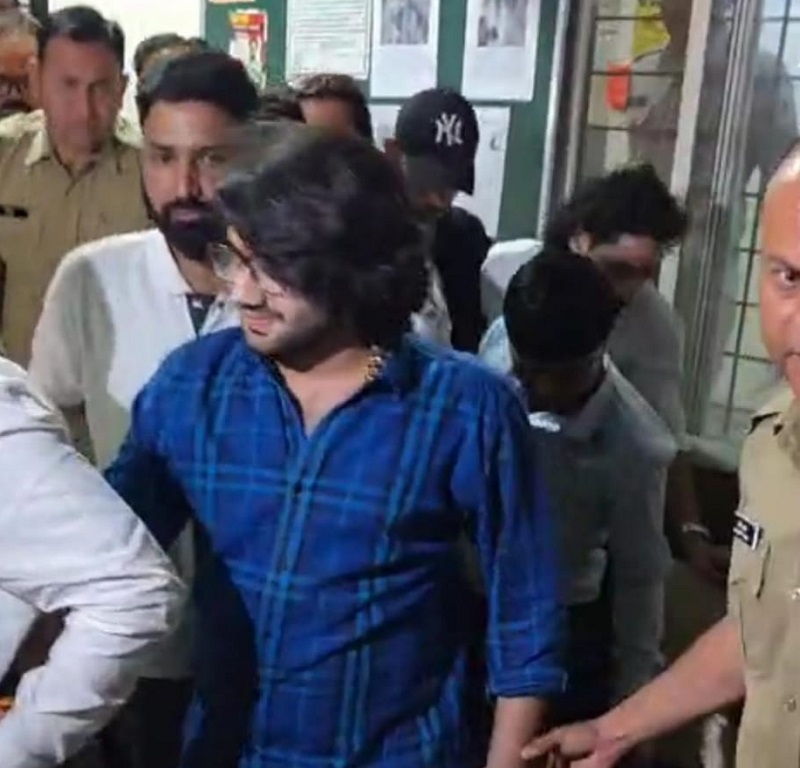 देवासः मंदिर विवाद मामले में विधायक पुत्र ने थाने पहुंचकर किया सरेंडर देवासः मंदिर विवाद मामले में विधायक पुत्र ने थाने पहुंचकर किया सरेंडर