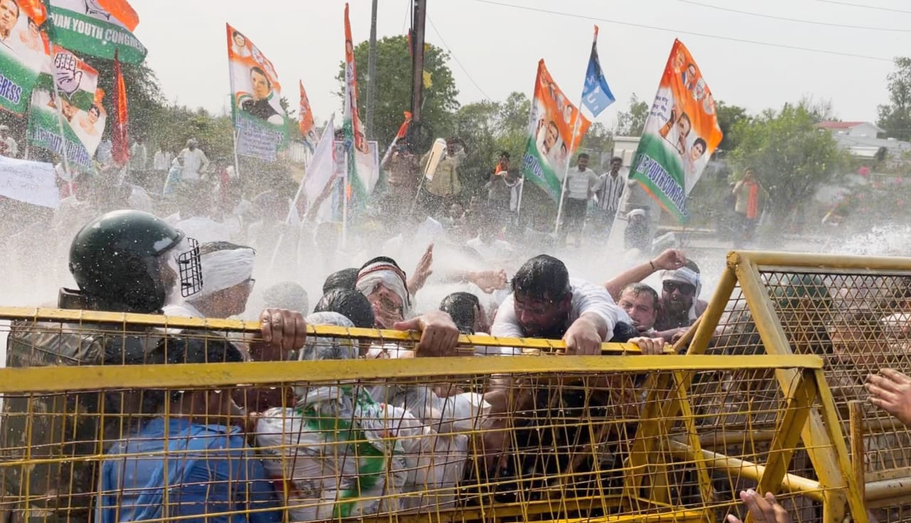 वाटर केनन का से पानी की बाैछार वाटर केनन का से पानी की बाैछार