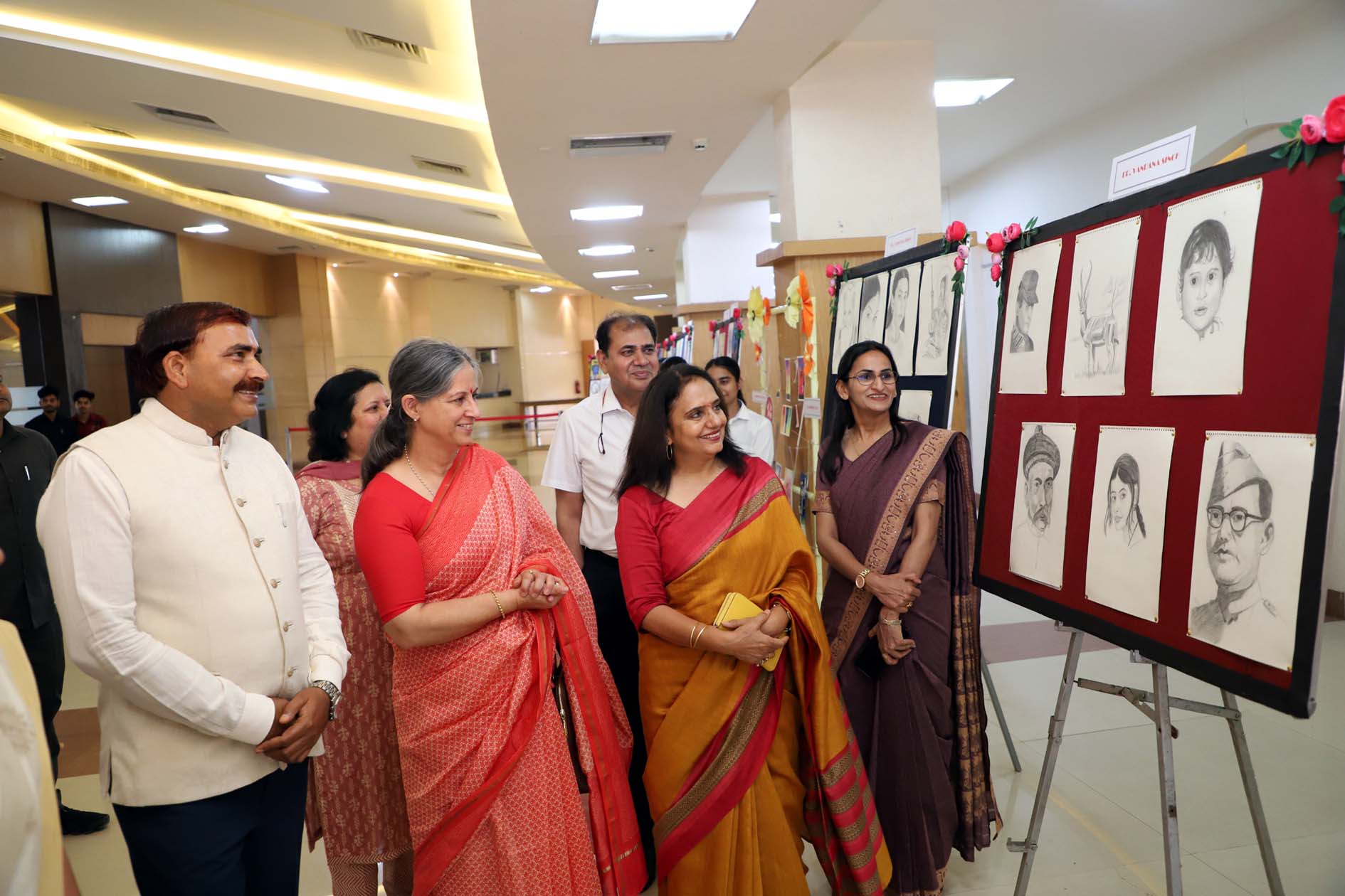कार्यक्रम में प्रदर्शनी का अवलोकन करते मुख्यातिथि प्रो. दीप्ती धर्मानी, कुलपति प्रो. नरसी राम बिश्नोई एवं अन्य। कार्यक्रम में प्रदर्शनी का अवलोकन करते मुख्यातिथि प्रो. दीप्ती धर्मानी, कुलपति प्रो. नरसी राम बिश्नोई एवं अन्य।