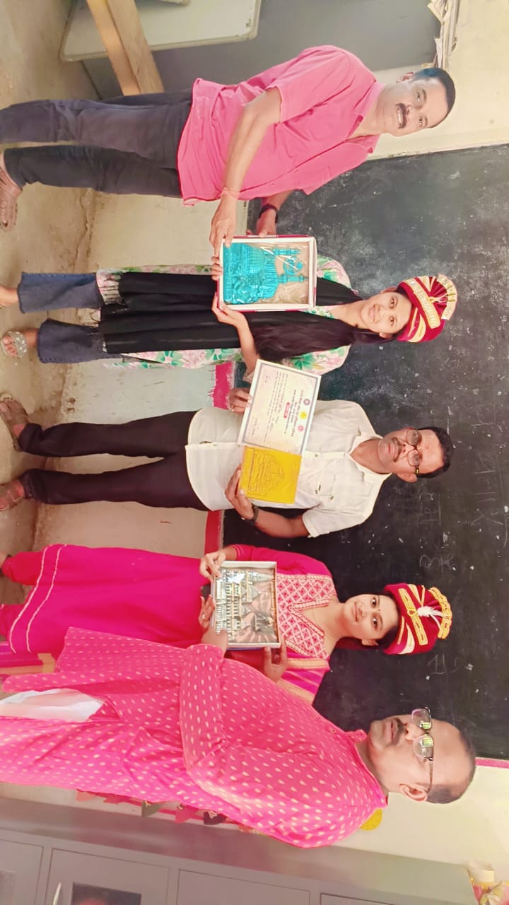 अररिया फोटो:संकुल में राज्य स्तर पर सम्मानित शिक्षिका एवं एक अन्य शिक्षिका को सम्मान अररिया फोटो:संकुल में राज्य स्तर पर सम्मानित शिक्षिका एवं एक अन्य शिक्षिका को सम्मान
