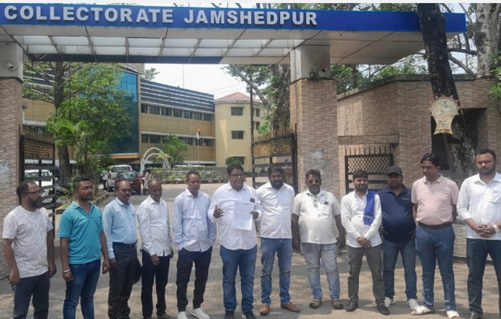 उपायुक्त से मिलते यूथ कांग्रेस का प्रतिनिधिमंडल के सदस्यों की फोटो उपायुक्त से मिलते यूथ कांग्रेस का प्रतिनिधिमंडल के सदस्यों की फोटो