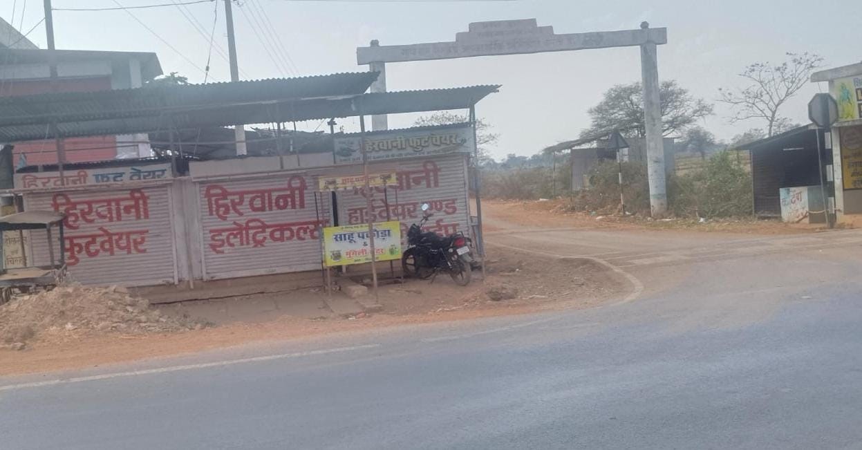 गांव पहुंच मार्ग पर सड़क किनारे अतिक्रमण कर बनाया शेड। गांव पहुंच मार्ग पर सड़क किनारे अतिक्रमण कर बनाया शेड।