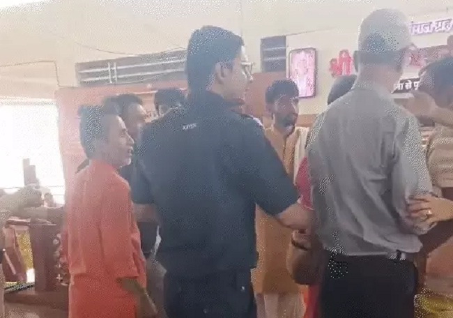 मंगलनाथ मंदिर में विदेश मंत्रालय के अधिकारी के बदसलूकी करते हुए कर्मचारी मंगलनाथ मंदिर में विदेश मंत्रालय के अधिकारी के बदसलूकी करते हुए कर्मचारी
