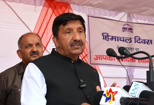 हिमाचल दिवस के अवसर पर सांस्कृतिक प्रस्तुति देने वालों को सम्मानित करते हुए एवं जनसमूह को संबोधित करते हुए मुकेश अग्निहोत्री। हिमाचल दिवस के अवसर पर सांस्कृतिक प्रस्तुति देने वालों को सम्मानित करते हुए एवं जनसमूह को संबोधित करते हुए मुकेश अग्निहोत्री।