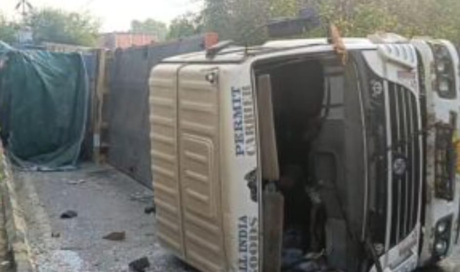 घटनास्थल पर पलटा हुआ ट्रेलर घटनास्थल पर पलटा हुआ ट्रेलर