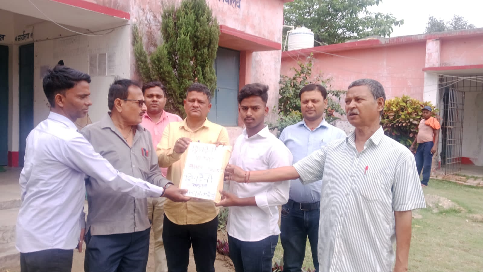 अररिया फोटो:रुपेश कुमार को सम्मानित करते क्लब के सदस्य और प्रधानाचार्य एवं अन्य शिक्षक अररिया फोटो:रुपेश कुमार को सम्मानित करते क्लब के सदस्य और प्रधानाचार्य एवं अन्य शिक्षक