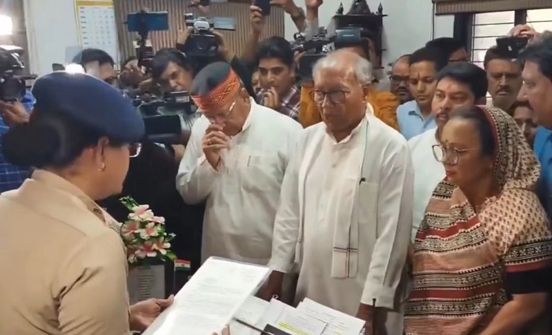 बाबा रामदेव के शरबत वाले बयान के खिलाफ थाने पहुंचे दिग्विजय सिंह बाबा रामदेव के शरबत वाले बयान के खिलाफ थाने पहुंचे दिग्विजय सिंह