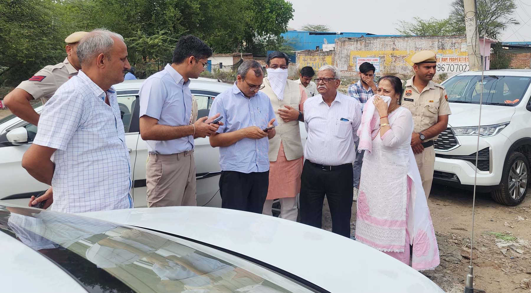 गुरुग्राम में सफाई व्यवस्था का जायजा लेते निगमायुक्त व मेयर। गुरुग्राम में सफाई व्यवस्था का जायजा लेते निगमायुक्त व मेयर।