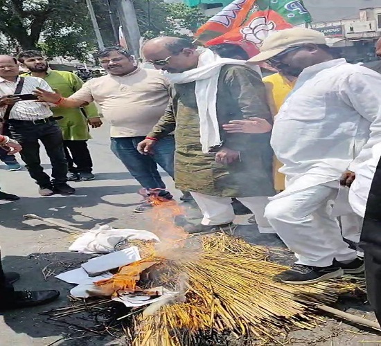 ममता बनर्जी के खिलाफ प्रदर्शन व पुतला फूकते भाजपा किसान मोर्चा के कार्यकर्ताओं का छाया चित्र ममता बनर्जी के खिलाफ प्रदर्शन व पुतला फूकते भाजपा किसान मोर्चा के कार्यकर्ताओं का छाया चित्र
