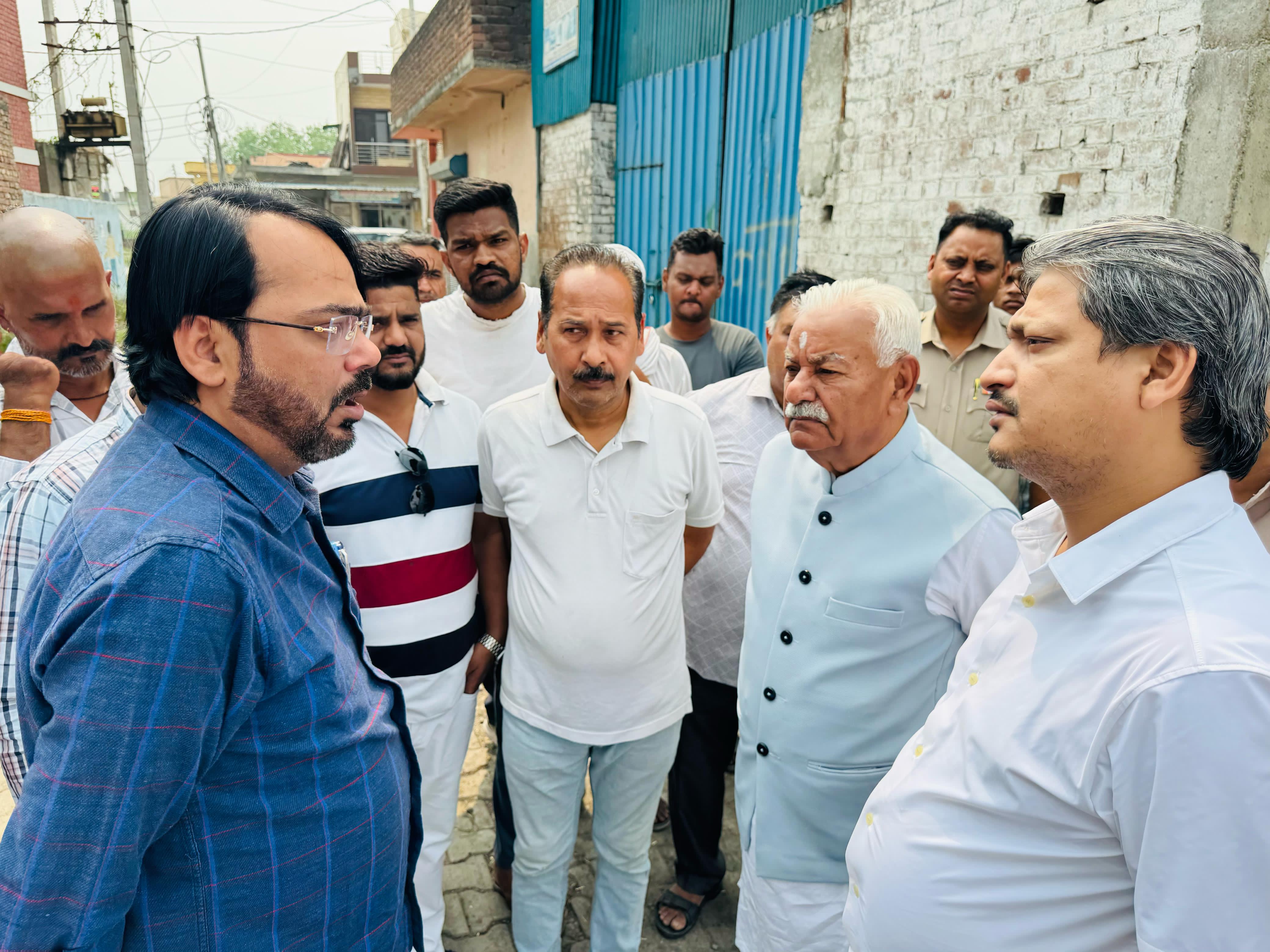 विधायक घनश्याम दास अरोड़ा शादीपुर क्षेत्र में दौरे पर अधिकारियों को निर्देश देते हुए विधायक घनश्याम दास अरोड़ा शादीपुर क्षेत्र में दौरे पर अधिकारियों को निर्देश देते हुए