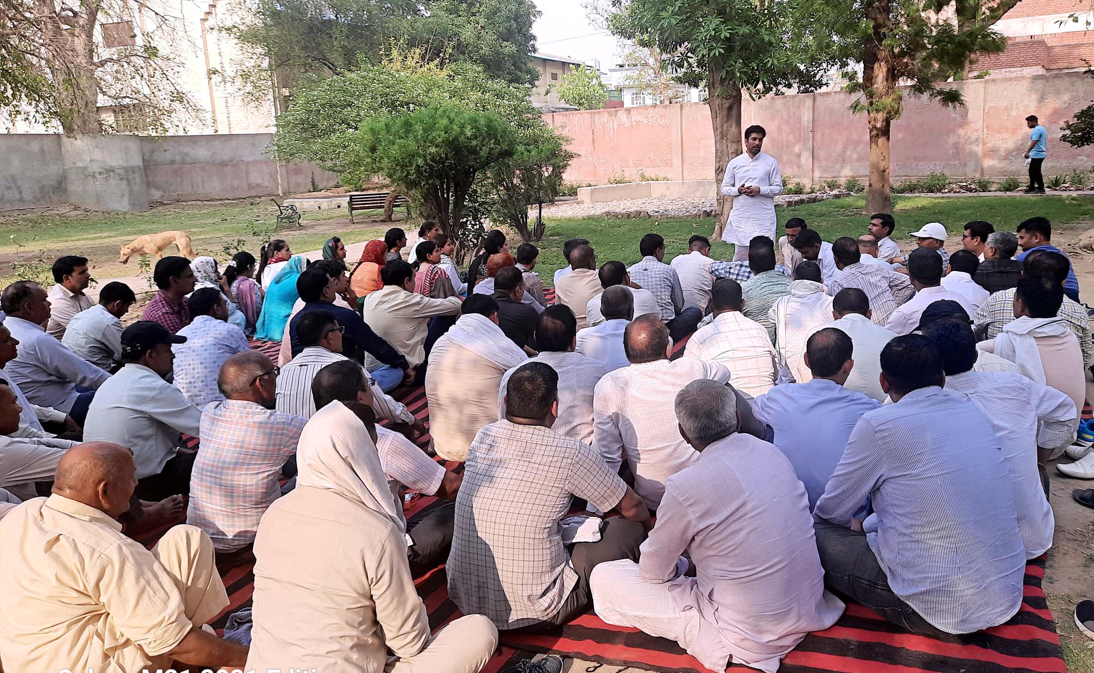 प्रदर्शन से पहले मीटिंग करते हुए संघ सदस्य। प्रदर्शन से पहले मीटिंग करते हुए संघ सदस्य।