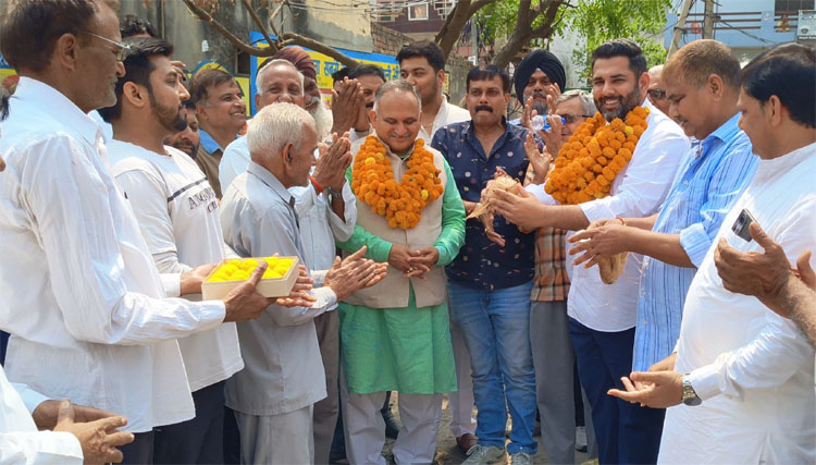 सोनीपत: नई सीवरेज         लाइन बिछाने के कार्य का शुभारंभ करते हुए विधायक निखिल मदान और मेयर राजीव जैन