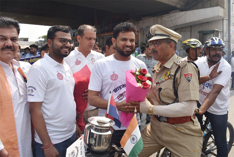 सोनीपत: विधायक देवेंद्र कादियान, एसडीएम प्रवेश कादियान, नगरपालिका अध्यक्ष अरुण त्यागी और आम नागरिकों ने जोशीला स्वागत करते हुए सोनीपत: विधायक देवेंद्र कादियान, एसडीएम प्रवेश कादियान, नगरपालिका अध्यक्ष अरुण त्यागी और आम नागरिकों ने जोशीला स्वागत करते हुए
