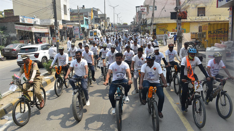 सोनीपत: विधायक देवेंद्र कादियान, एसडीएम प्रवेश कादियान, साइकिल चलाकर नशा मुक्ति का संदेश देते हुए सोनीपत: विधायक देवेंद्र कादियान, एसडीएम प्रवेश कादियान, साइकिल चलाकर नशा मुक्ति का संदेश देते हुए