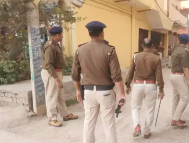 सोनीपत:पीड़ित अरुण के घर के बाहर जांच के लिए पहुंची पुलिस की टीम सोनीपत:पीड़ित अरुण के घर के बाहर जांच के लिए पहुंची पुलिस की टीम
