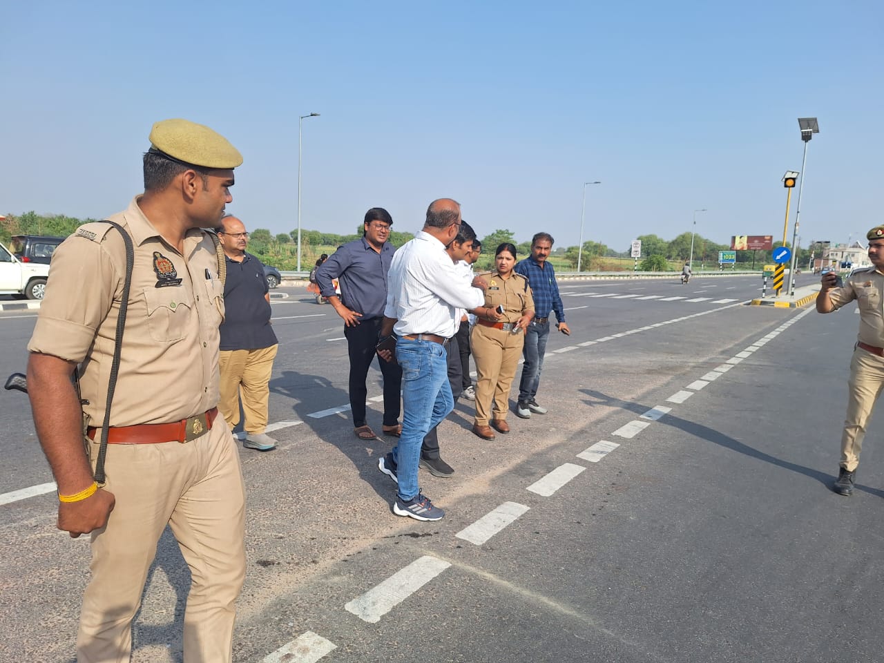 मौके का मुआयना करते अधिकारी मौके का मुआयना करते अधिकारी