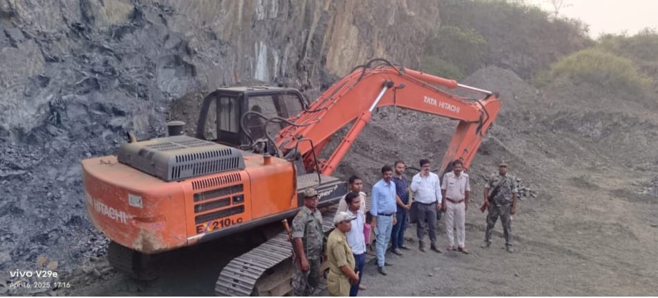 प्रशासन की ओर जब्त की गई हिटाची मशीन प्रशासन की ओर जब्त की गई हिटाची मशीन