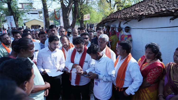 उप मुख्यमंत्री विजय शर्मा ने ग्राम पंचायत हल्बा कचोरा में आवास प्लस 2.0 सर्वेक्षण अंतर्गत सर्वे किया उप मुख्यमंत्री विजय शर्मा ने ग्राम पंचायत हल्बा कचोरा में आवास प्लस 2.0 सर्वेक्षण अंतर्गत सर्वे किया