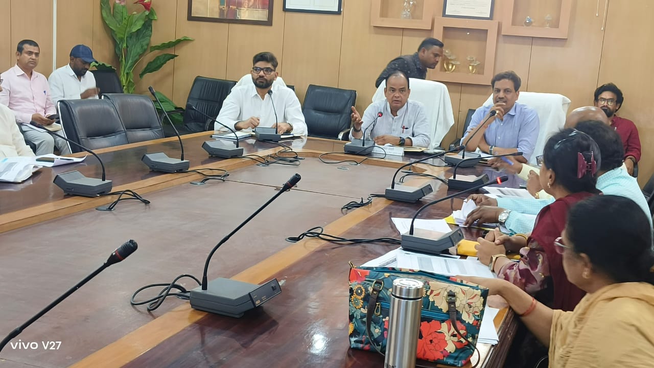 बैठक करते मंत्री सहित अन्य बैठक करते मंत्री सहित अन्य