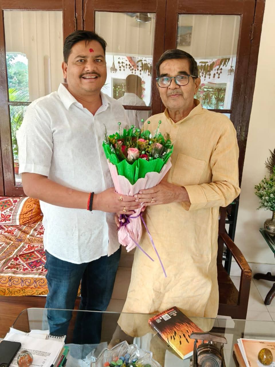 अररिया फोटो:भाजपा नेता एमएलसी से मुलाकात कर बुके देकर किया स्वागत अररिया फोटो:भाजपा नेता एमएलसी से मुलाकात कर बुके देकर किया स्वागत