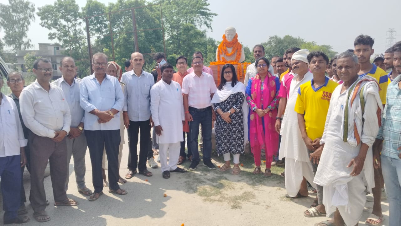 चंपारण सत्याग्रह के पुरोधा स्वतंत्रता सेनानी बाबू लोमराज सिंह को श्रद्धांजलि अर्पित करते लोग चंपारण सत्याग्रह के पुरोधा स्वतंत्रता सेनानी बाबू लोमराज सिंह को श्रद्धांजलि अर्पित करते लोग