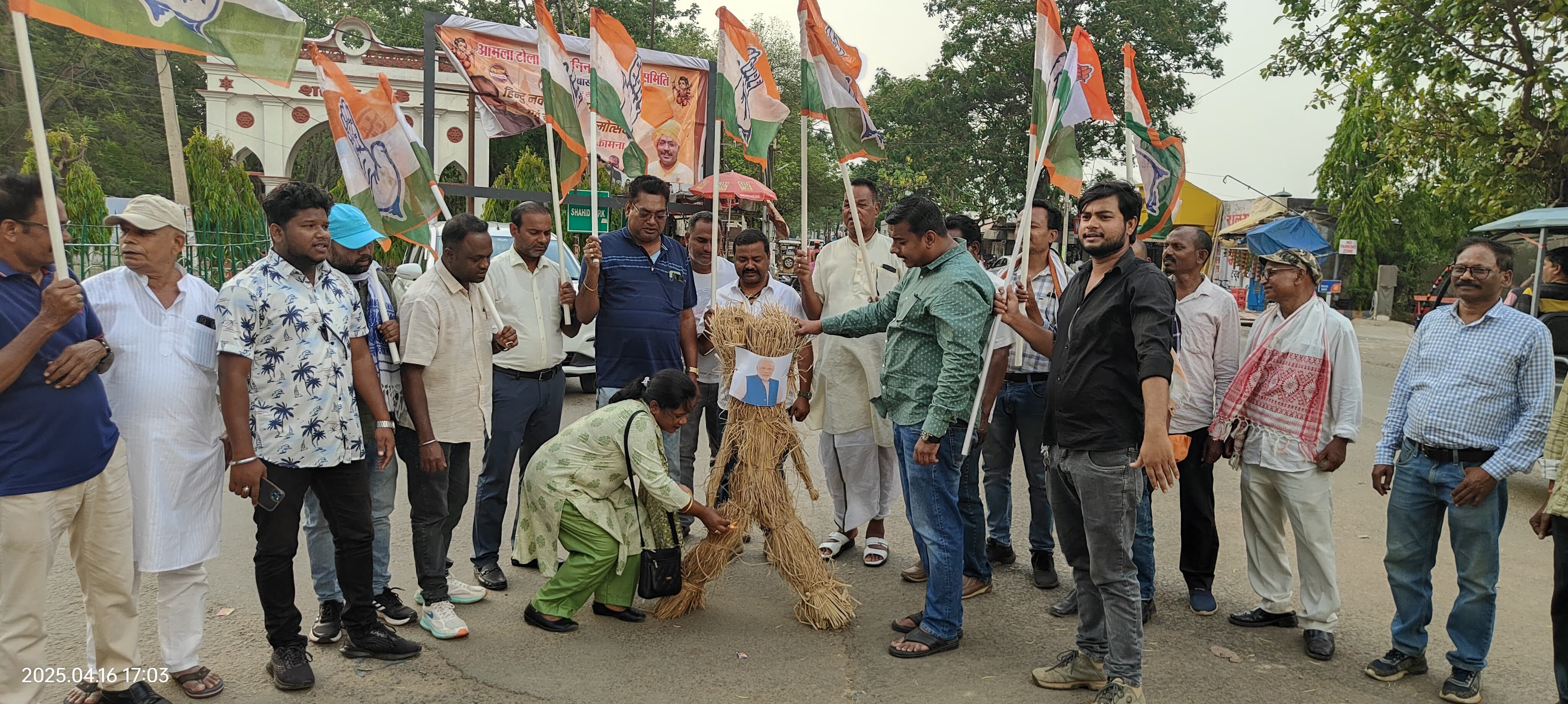 भाजपा का विरोाध करते कांग्रेस के कार्यकर्ताओं की फोटो भाजपा का विरोाध करते कांग्रेस के कार्यकर्ताओं की फोटो