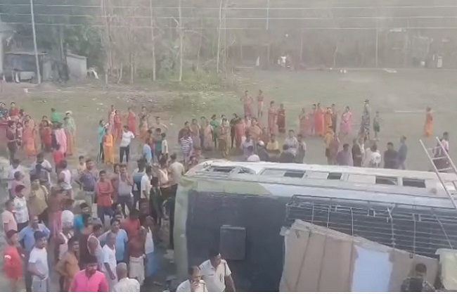 यात्री बस दुर्घटनाग्रस्त यात्री बस दुर्घटनाग्रस्त