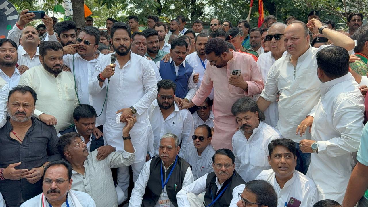 कांग्रेस नेता घेराव करते हुए कांग्रेस नेता घेराव करते हुए