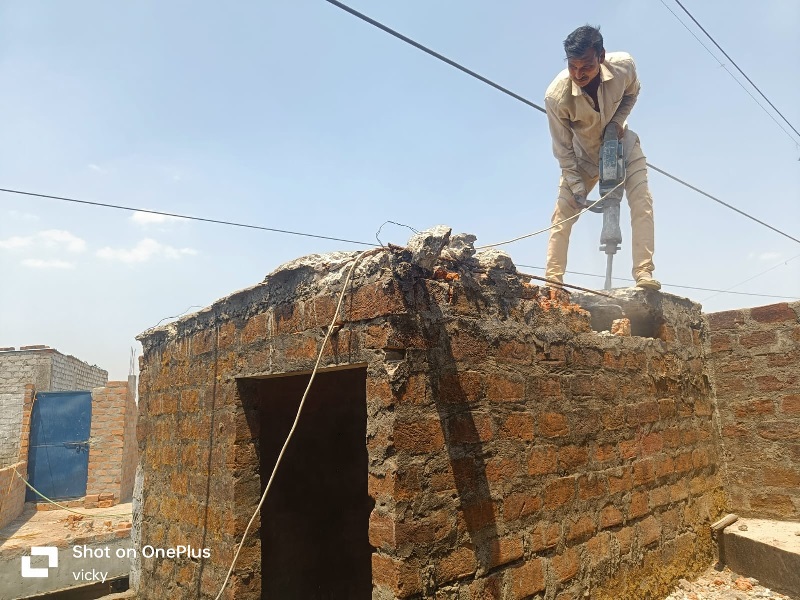 एमपी ट्रांसको ने अनाधिकृत निर्माण तोड़े एमपी ट्रांसको ने अनाधिकृत निर्माण तोड़े