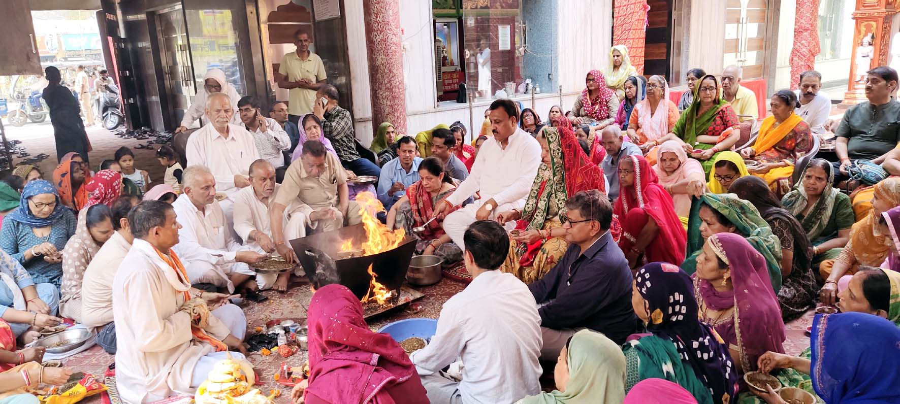 कथा के समापन पर बजरंग दास गर्ग व अन्य पदाधिकारी हवन करते हुए
