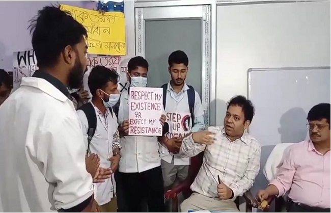 छात्रों का प्रदर्शन छात्रों का प्रदर्शन