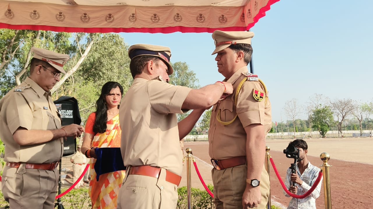 चित्तौड़गढ़ में राजस्थान पुलिस के स्थापना दिवस पर पुलिसकर्मियों को सम्मानित करते आईजी उदयपुर। चित्तौड़गढ़ में राजस्थान पुलिस के स्थापना दिवस पर पुलिसकर्मियों को सम्मानित करते आईजी उदयपुर।