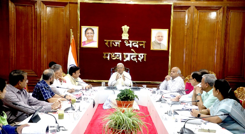 समीक्षा बैठक लेते हुए राज्यपाल मंगुभाई पटेल समीक्षा बैठक लेते हुए राज्यपाल मंगुभाई पटेल