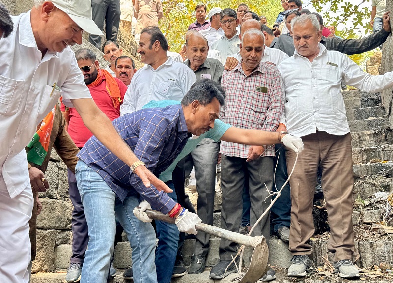 इंदौरः मंत्री सिलावट गांवों में पहुंचकर जल संरक्षण के लिए श्रमदान कर ग्रामीणों को भी किया प्रेरित इंदौरः मंत्री सिलावट गांवों में पहुंचकर जल संरक्षण के लिए श्रमदान कर ग्रामीणों को भी किया प्रेरित