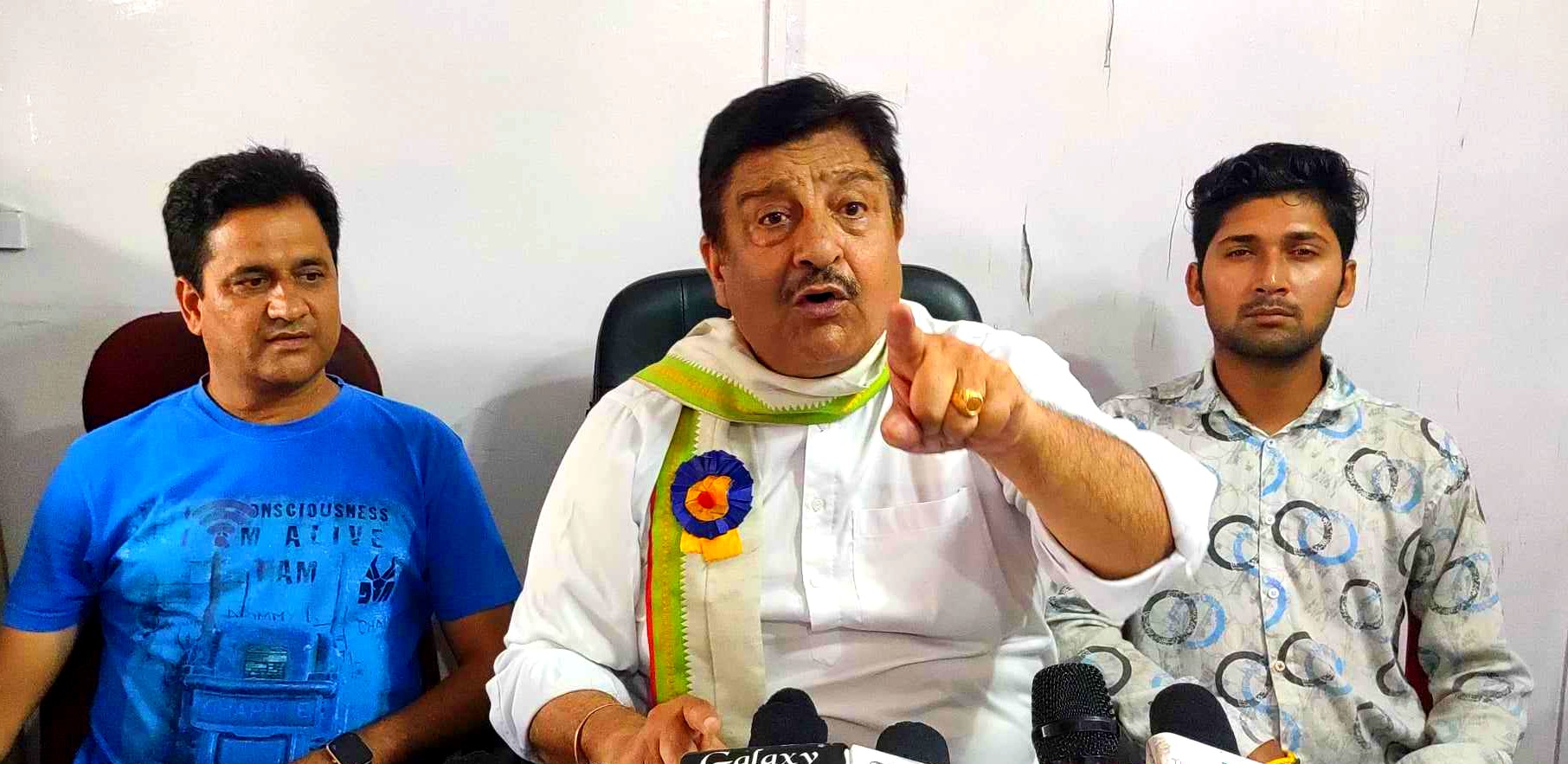 जम्मू-कश्मीर के लोगों को धोखा देने और गठबंधन सरकार को अस्थिर करने का आरोप लगाया जम्मू-कश्मीर के लोगों को धोखा देने और गठबंधन सरकार को अस्थिर करने का आरोप लगाया