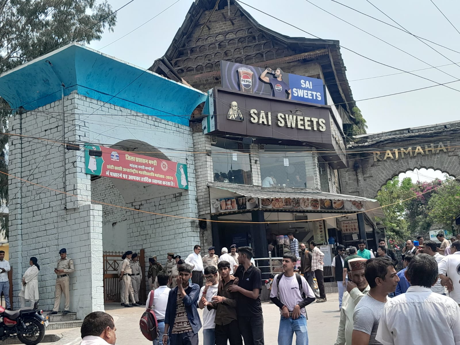 मंडी डीसी ऑफिस में मची ऑफरा तफरी मंडी डीसी ऑफिस में मची ऑफरा तफरी