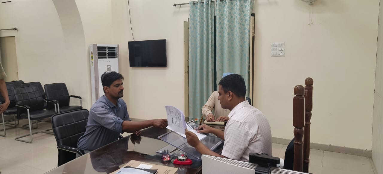 जनता दर्शन मे जिलाधिकारी जनता दर्शन मे जिलाधिकारी
