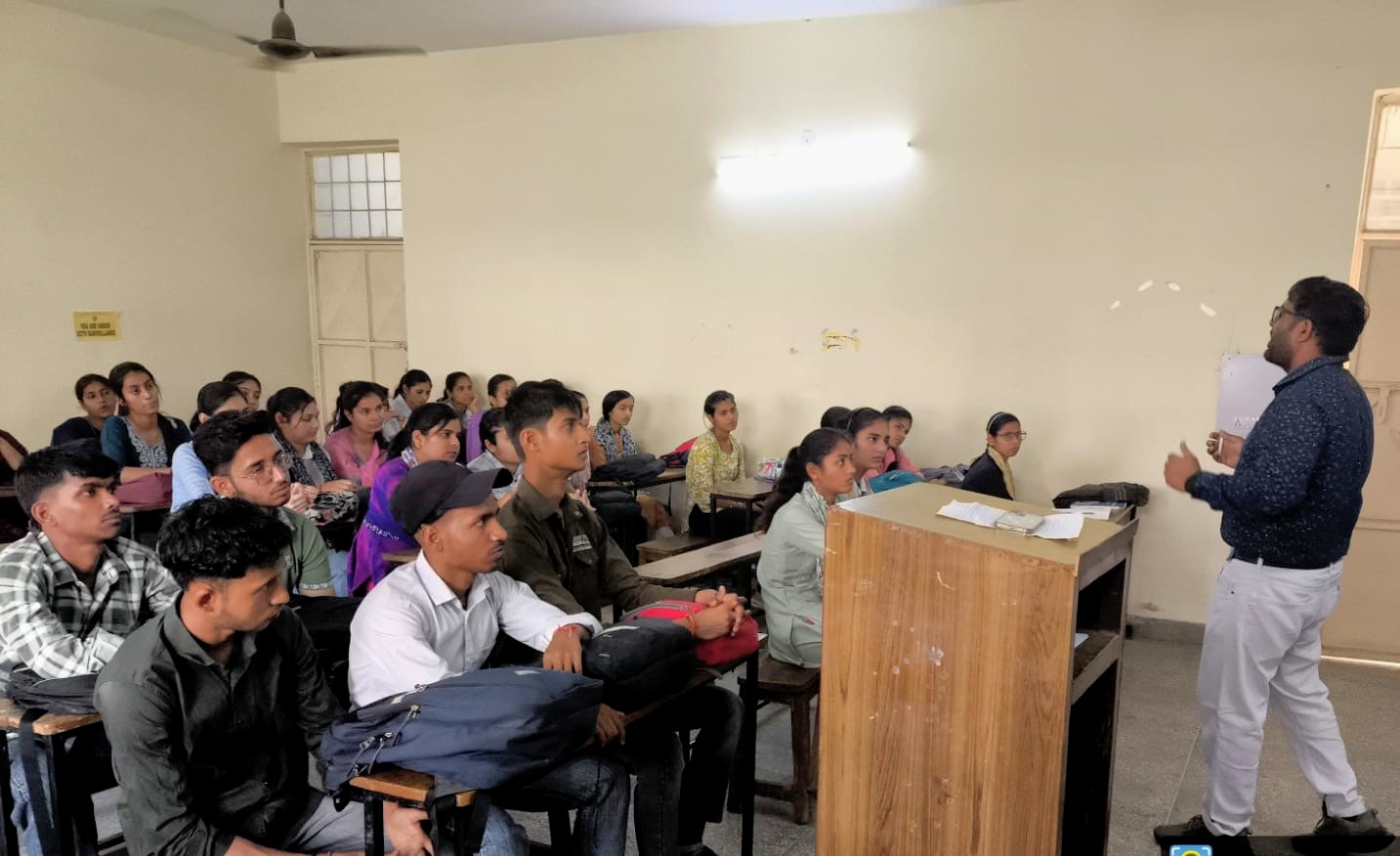 वैश्विक राजनीति पर शुल्क युद्ध का प्रभाव विषय पर बोलते मुख्य वक्ता विकास लोहाट वैश्विक राजनीति पर शुल्क युद्ध का प्रभाव विषय पर बोलते मुख्य वक्ता विकास लोहाट