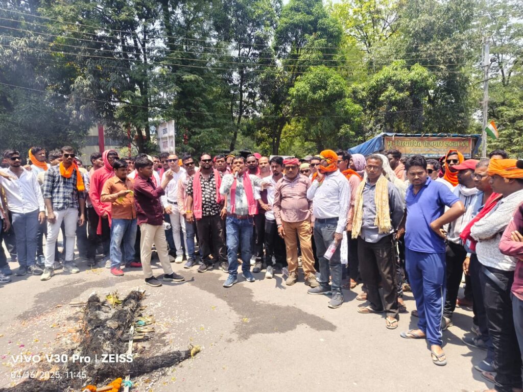 कोरबा : भूविस्थापितों ने कुसमुंडा महाप्रबंधक की शवयात्रा निकाली, मुंडन कराया,शवदाह किया,आंदोलन जारी कोरबा : भूविस्थापितों ने कुसमुंडा महाप्रबंधक की शवयात्रा निकाली, मुंडन कराया,शवदाह किया,आंदोलन जारी