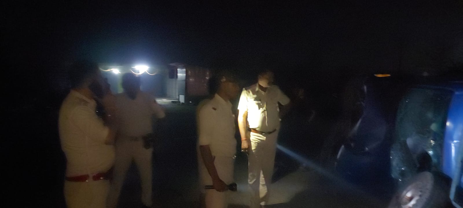 अररिया फोटो:रात में पुलिस घटनास्थल पर जांच करती अररिया फोटो:रात में पुलिस घटनास्थल पर जांच करती