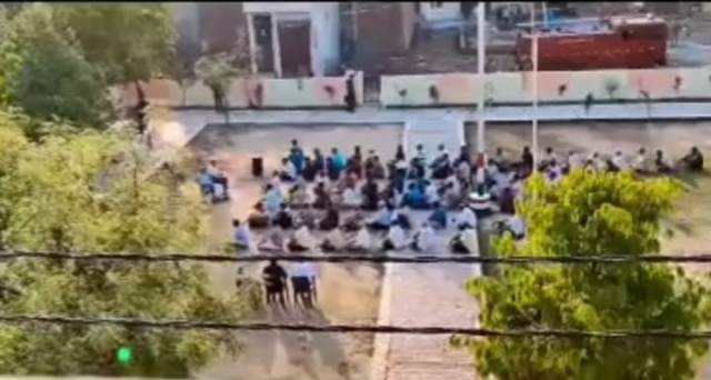बैठक में सरसंघचालक व कार्यकर्ता बैठक में सरसंघचालक व कार्यकर्ता