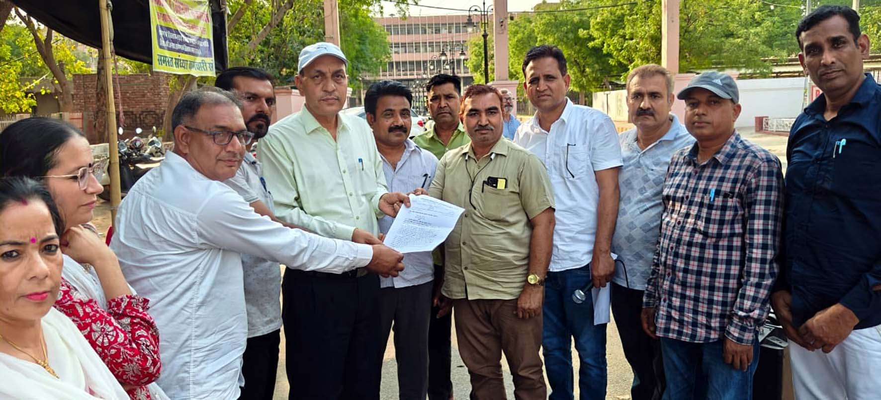 मांगों को लेकर ज्ञापन सौंपते अध्यापक संघ पदाधिकारी। मांगों को लेकर ज्ञापन सौंपते अध्यापक संघ पदाधिकारी।